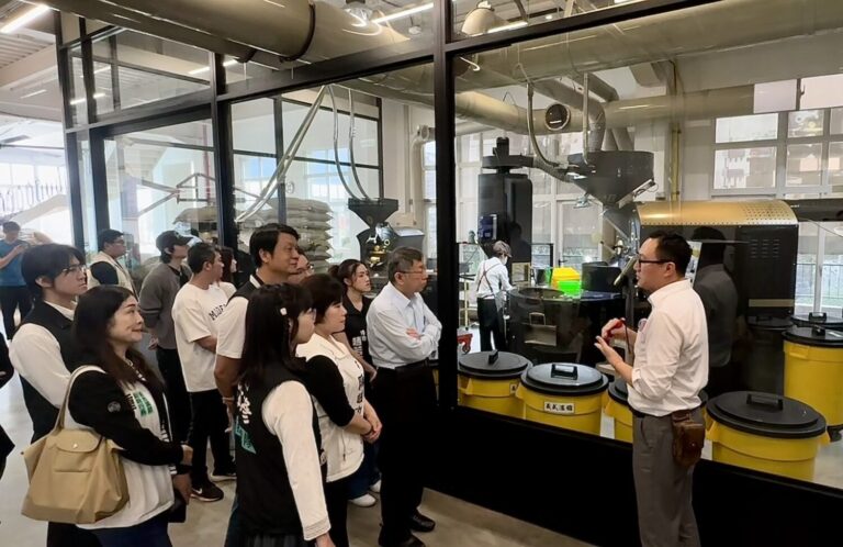 赫曼咖啡王進忠總經理導覽工廠烘焙設備與製程流程，說明導入光儲整合系統後的節能成果。（圖／記者林照東翻攝）