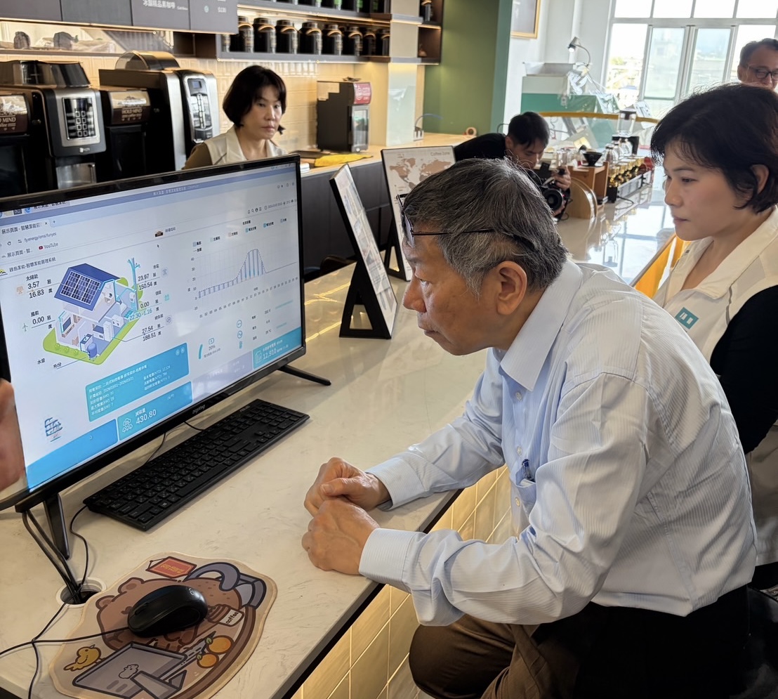 柯文哲現場操作並觀察能源管理系統(EMS)畫面,了解太陽能發電與儲能調度運作情形。(圖/記者林照東翻攝)