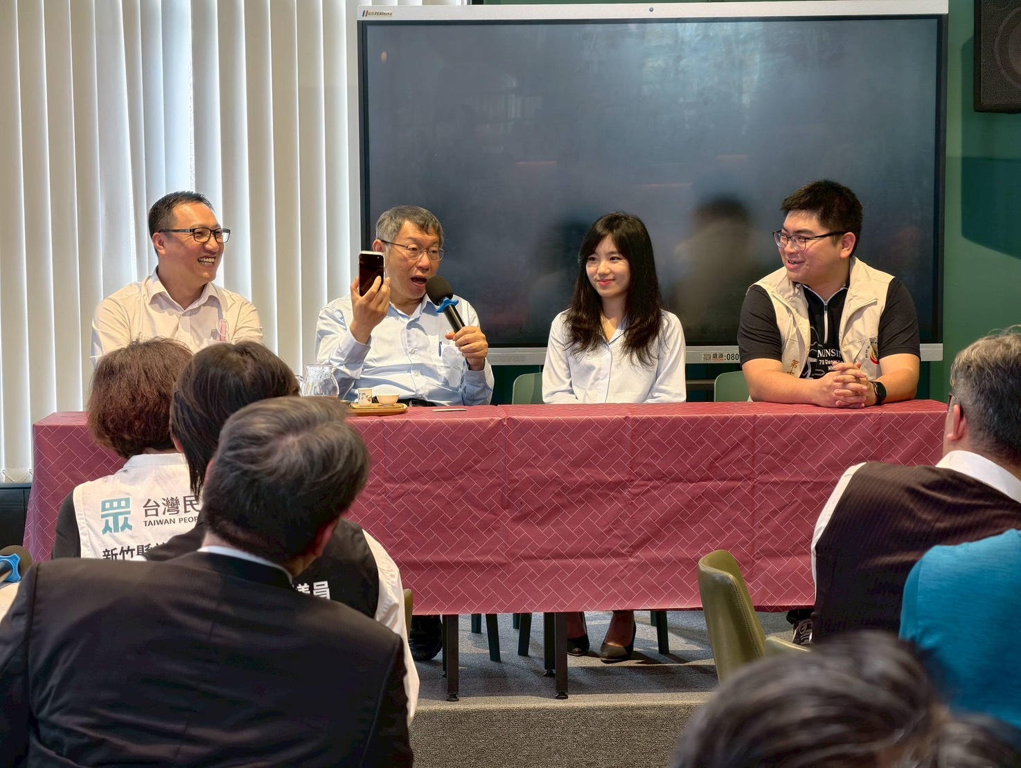 柯文哲於座談會中發言,說明中小企業能源轉型政策方向,與民眾黨新竹團隊交流產業升級議題。(圖/記者林照東翻攝)