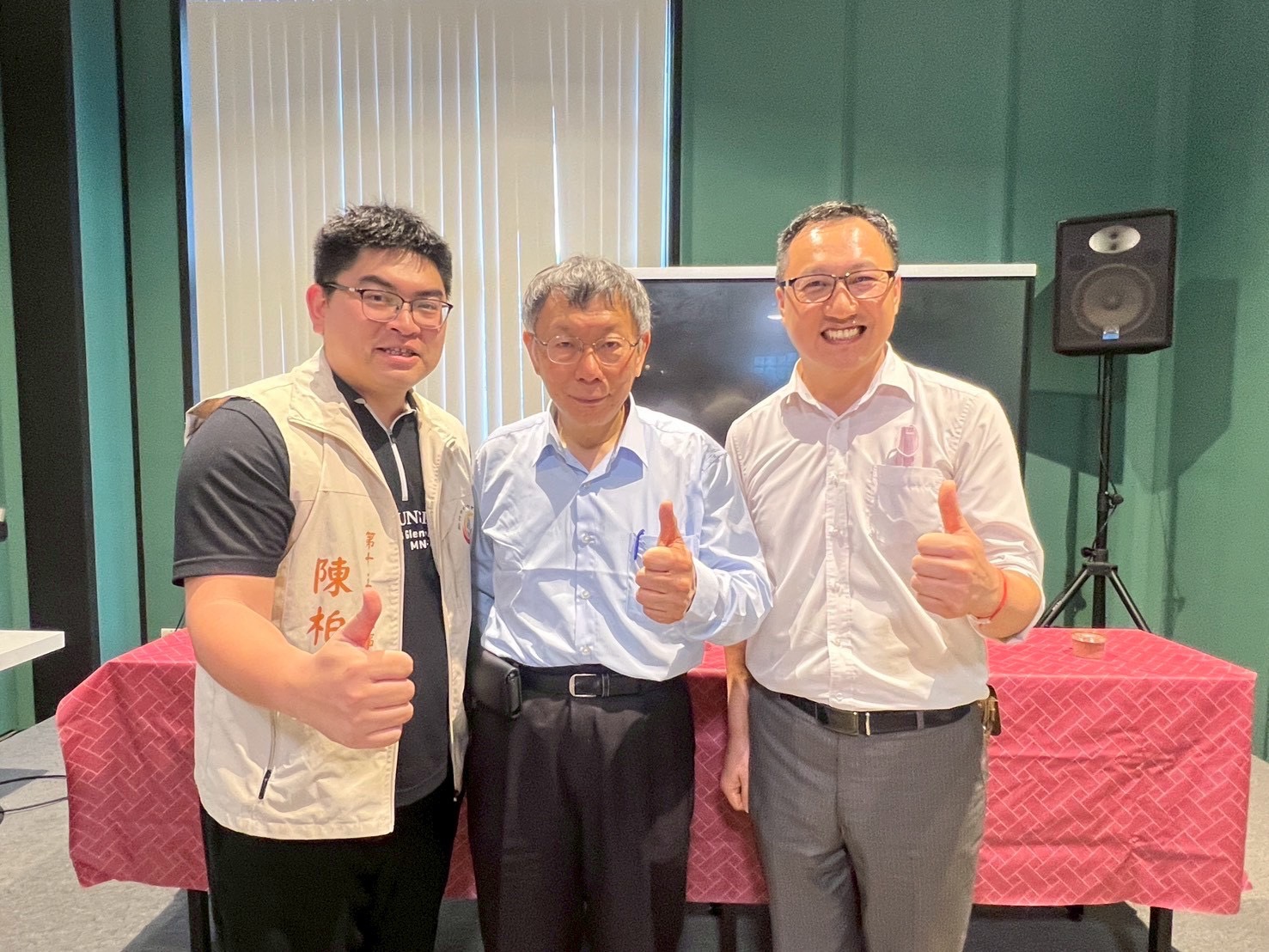 新竹市創新創業協會理事長陳柏元、柯文哲及赫曼咖啡王進忠總經理為綠電咖啡工廠轉型留下紀錄。(圖/記者林照東翻攝)