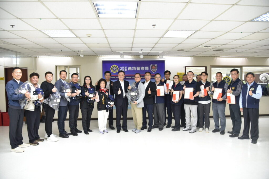 台灣警雁關懷協會副總會長陳漢謚率領幹部群前往鐵路警察局頒獎予績優員警。（記者徐煜勝翻攝）
