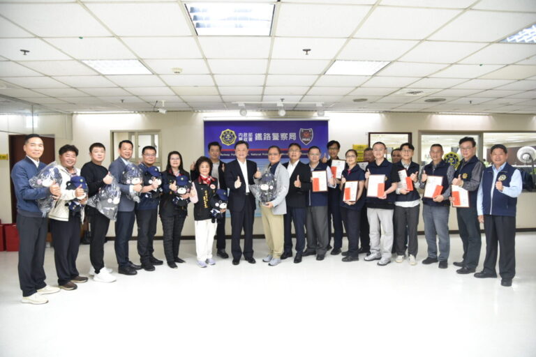 台灣警雁關懷協會副總會長陳漢謚率領幹部群前往鐵路警察局頒獎予績優員警。（記者徐煜勝翻攝）