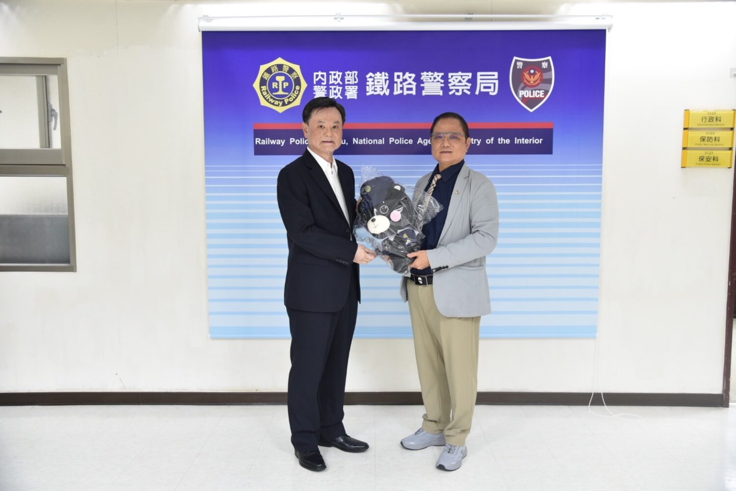 鐵路警察局局長陳錦坤回贈警察娃娃給警雁協會。（記者徐煜勝翻攝）