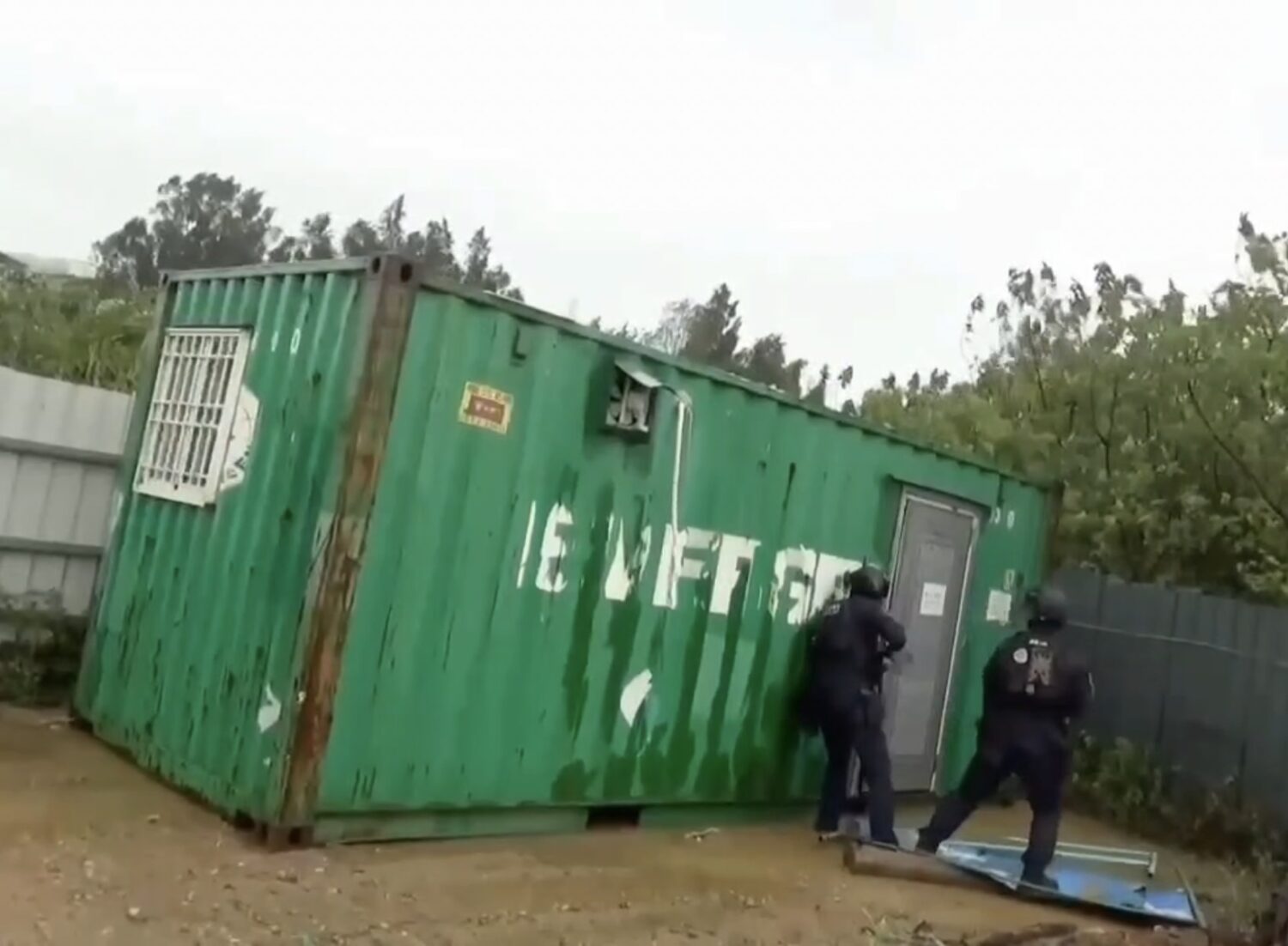 警方鎖定製毒據點後，結合維安特勤警力展開攻堅行動，強勢突入涉嫌製毒工廠，瓦解毒品分裝及製造據點。（圖／新竹縣警察局提供）