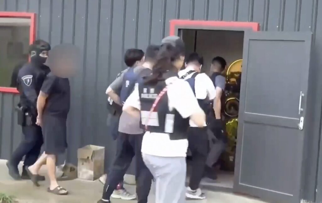 專案小組持搜索票前往毒品製造處所執行查緝，當場控制相關嫌犯，並深入蒐證釐清毒品集團運作模式。（圖／新竹縣警察局提供）