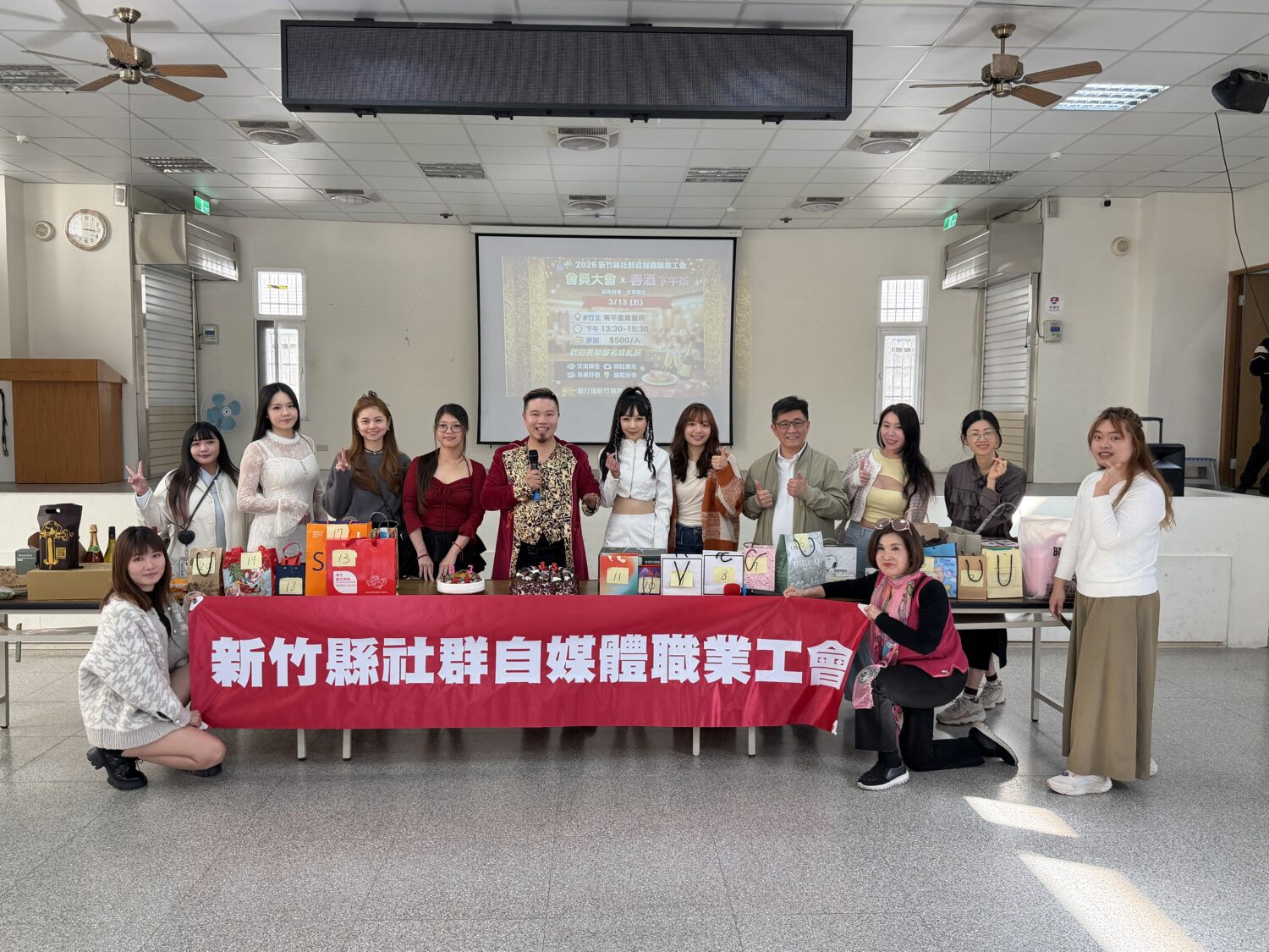 新竹縣社群自媒體職業工會舉辦年度會員大會，現場會員、自媒體創作者與地方民意代表齊聚合影，展現工會凝聚力與地方支持力量。（圖／記者林照東攝）