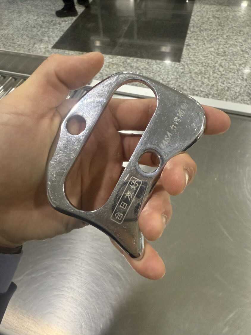 筋膜刀為常見於按摩、復健與運動放鬆領域的工具,主要用於筋膜放鬆與刮痧按摩。(示意圖)