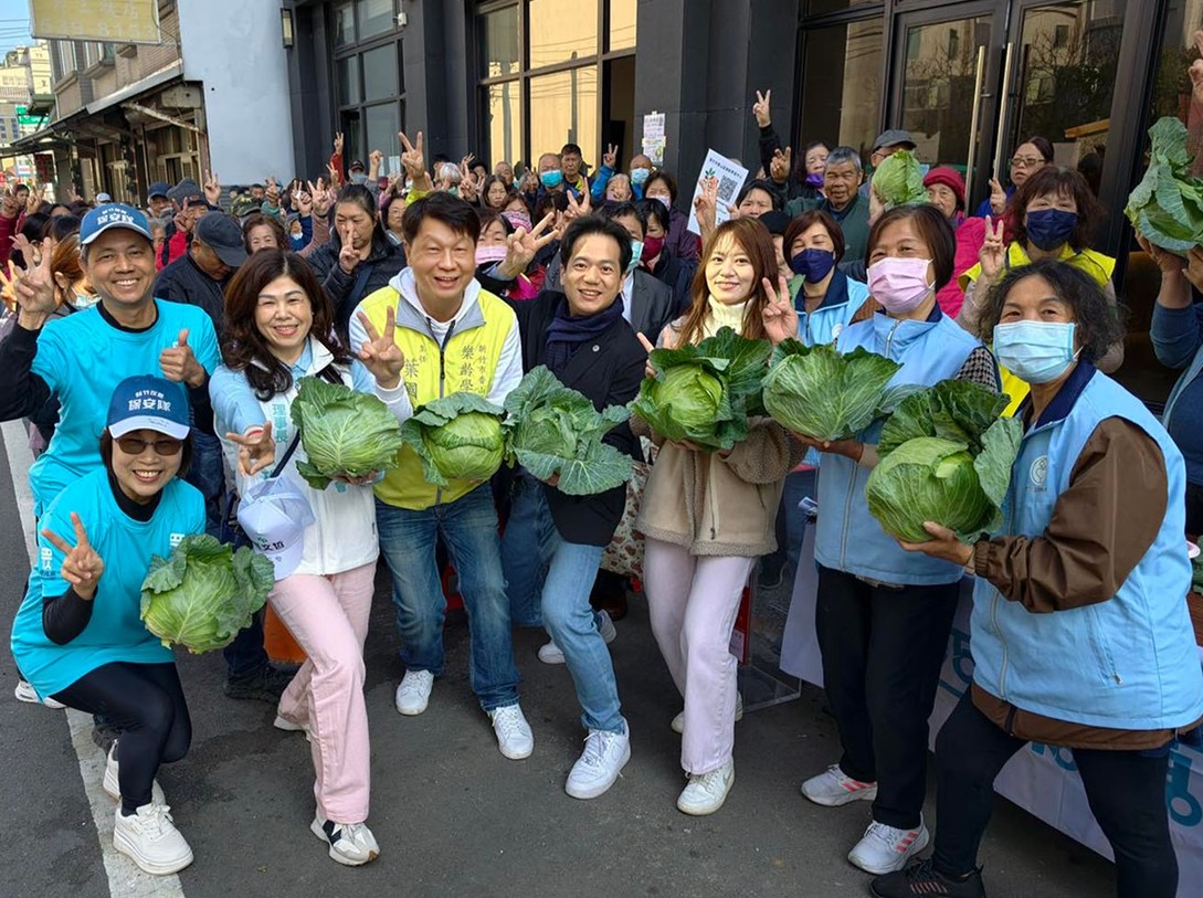 新竹市香山區「愛心挺青農」高麗菜公益活動熱鬧登場，主辦單位與到場來賓合影，號召民眾以10元加2張發票響應公益。（圖／記者林照東翻攝）