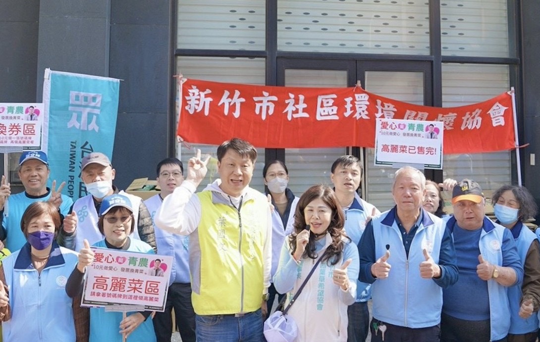 高麗菜公益活動吸引大批民眾踴躍參與，現場來賓與志工手持高麗菜合影，展現地方溫暖與公益凝聚力。（圖／記者林照東翻攝）