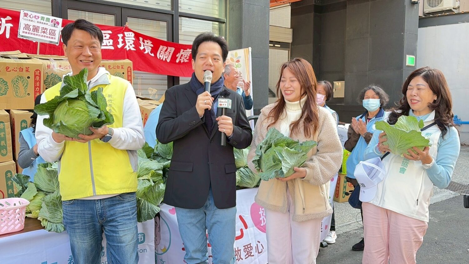 邱臣遠副市長到場力挺「愛心挺青農」公益行動，與民眾互動，為在地農業與弱勢關懷發聲。（圖／記者林照東翻攝）