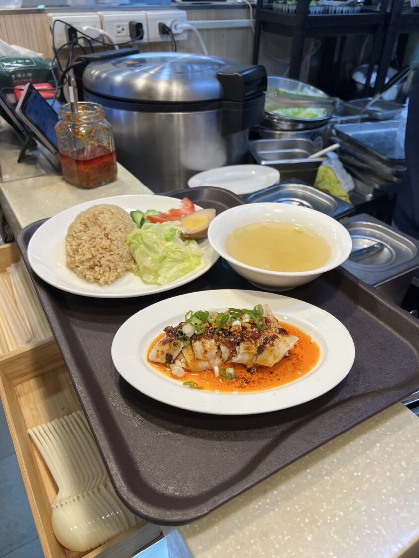 市場二樓則集結各式人氣小吃與熟食,成為不少饕客心中的「隱藏版美食天堂」。(記者徐煜勝翻攝)