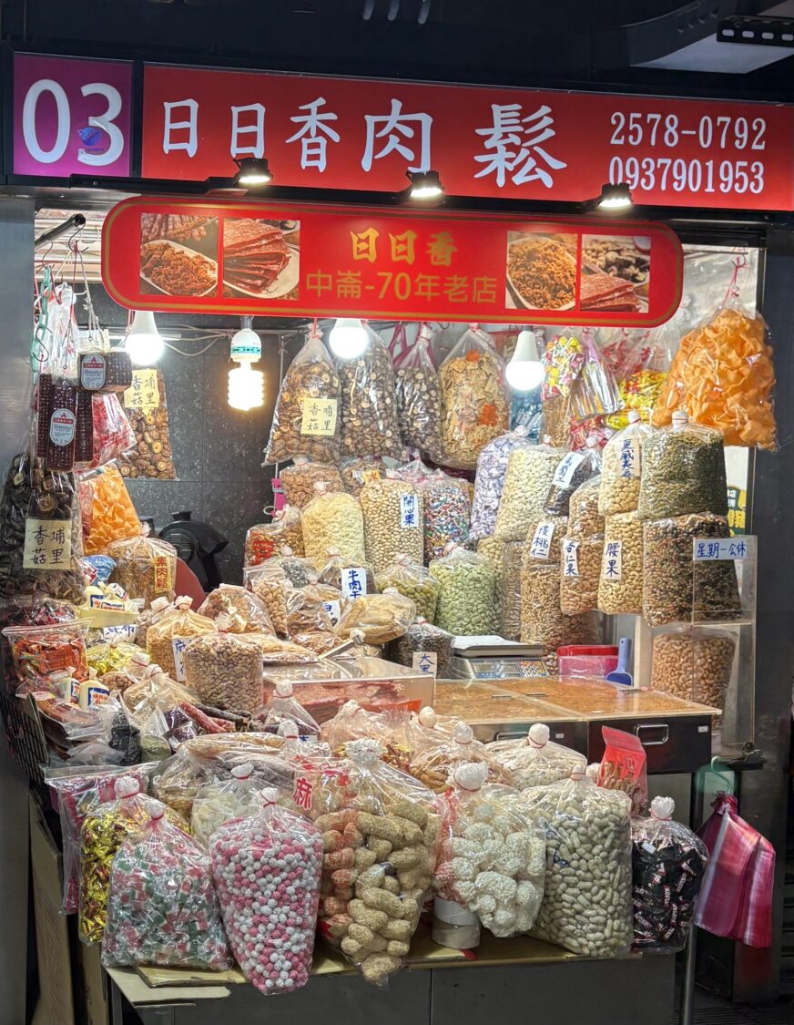 市場內一樓主打新鮮蔬果、肉品與海鮮,品質穩定、價格實惠。(記者徐煜勝翻攝)