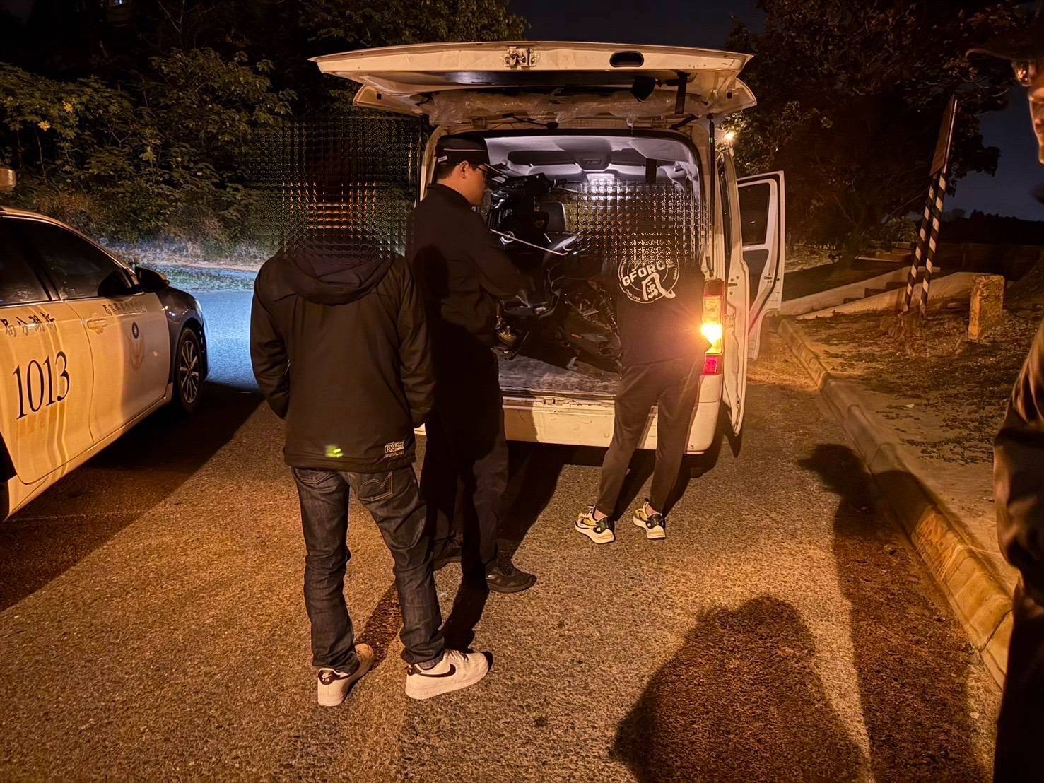 警方持續追查飆車集團成員與涉案車輛，現場將相關嫌疑人帶回釐清案情，展現掃蕩飆車亂象決心。（圖／新竹縣警方提供）