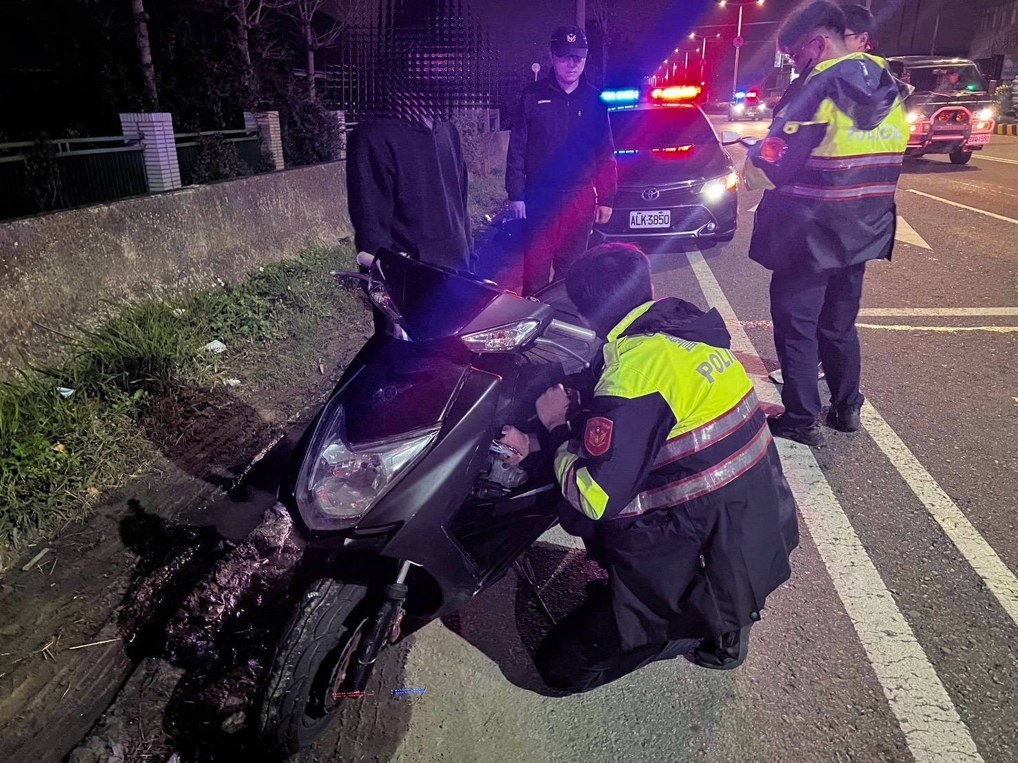 新湖分局深夜攔查涉案改裝機車，員警當場逐一檢視車輛設備與改裝情形，強化蒐證作為。（圖／新竹縣警方提供）