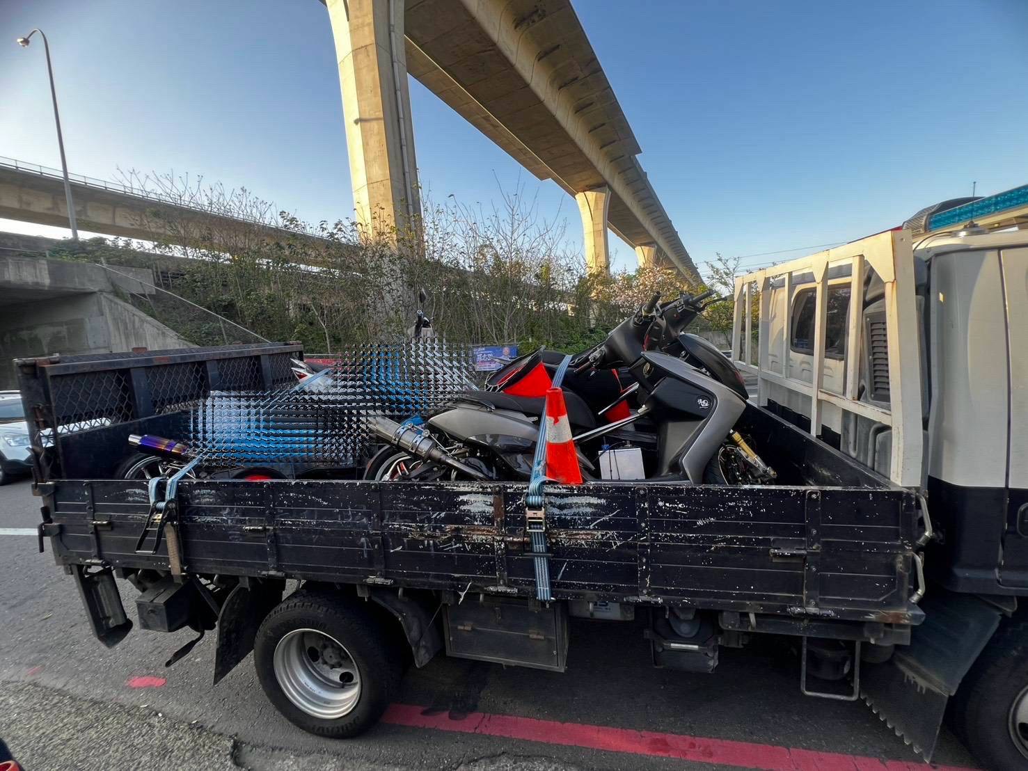 專案小組查扣多部涉案改裝機車，並將車輛移置保管，後續協請監理機關辦理調驗。（圖／新竹縣警方提供）