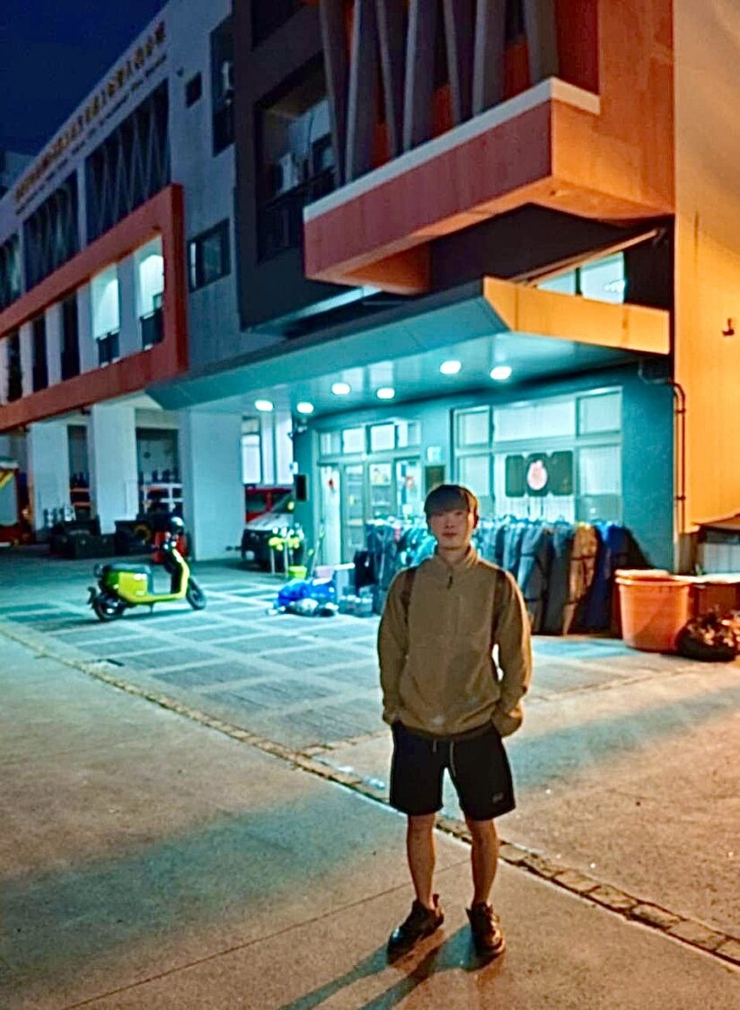 陳勇正16日受邀至台南永康大橋地區參與特搜第五大隊義消高級救護隊交流活動,並於活動場地外留影。(圖/記者林照東翻攝)