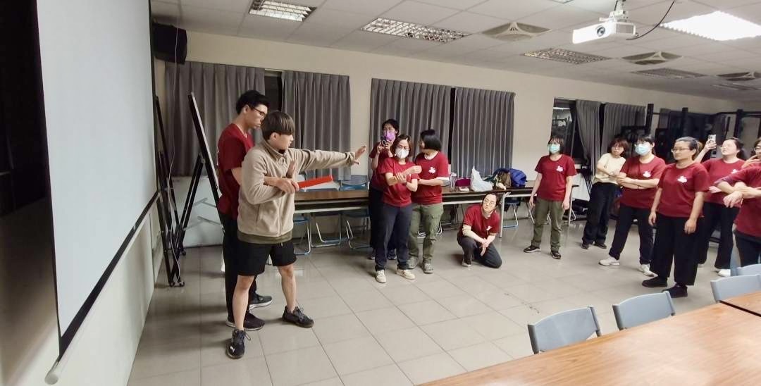 陳勇正於特搜第五大隊義消高級救護隊活動中,結合實際動作示範與案例解說,分享防身判斷與危機應對重點。(圖/記者林照東翻攝)