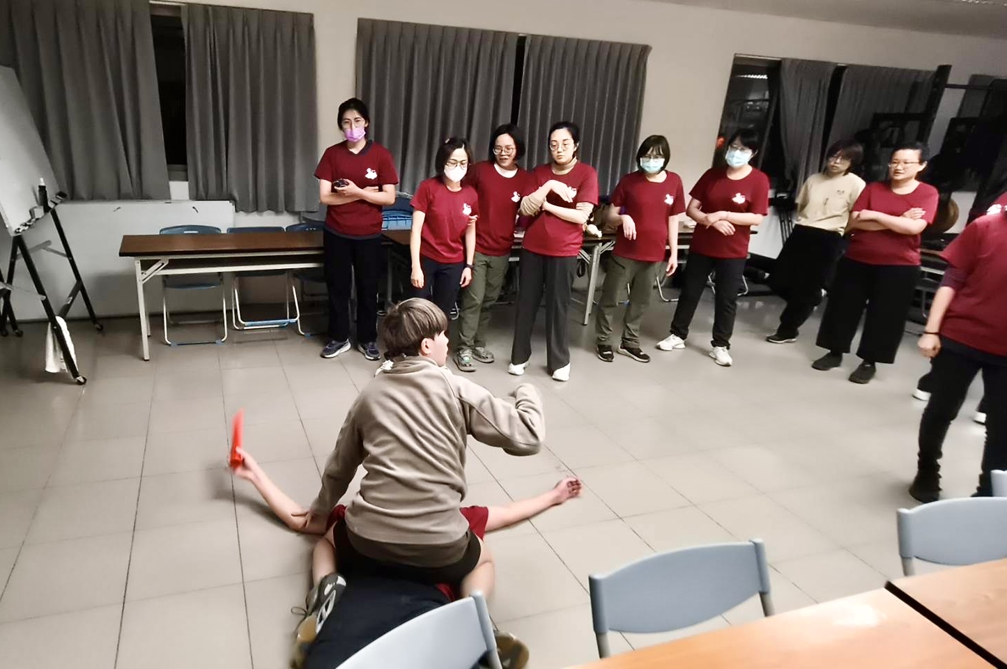 陳勇正於特搜第五大隊義消高級救護隊活動中,結合實際動作示範與案例解說,分享防身判斷與危機應對重點。(圖/記者林照東翻攝)