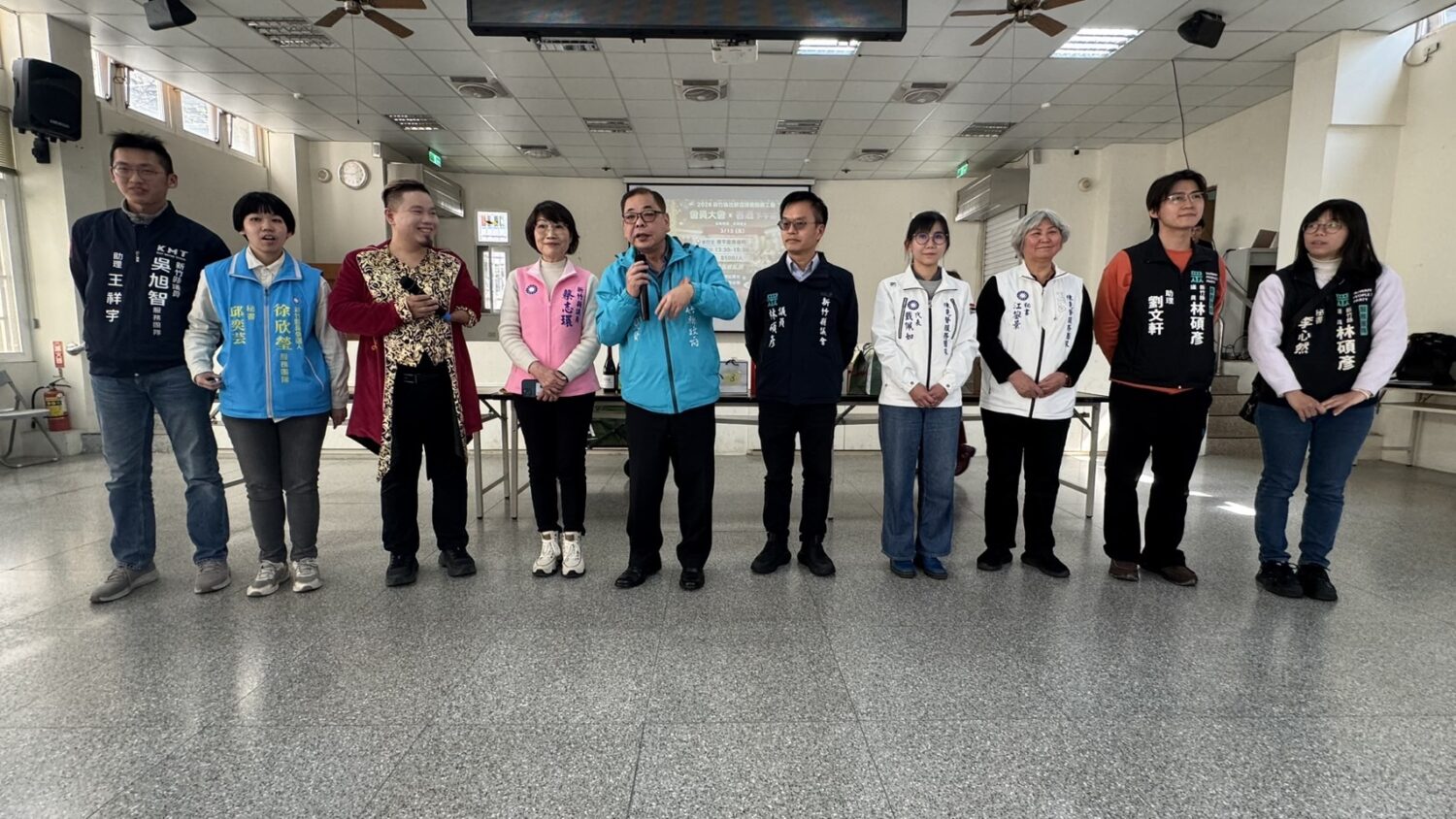 新竹縣社群自媒體職業工會年度會員大會中，陳見賢副縣長及地方民意代表與工會幹部到場力挺，並向會員說明勞健保制度與自媒體從業權益保障。（圖／記者林照東攝）