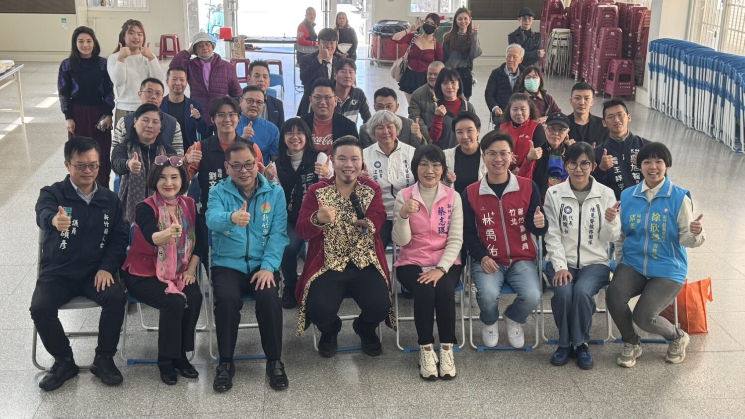 「客青開講－青銀共創客語傳承與社區行動」正式啟動，與會來賓及參與民眾共同合影，象徵跨世代攜手推動客語文化傳承。（圖／記者林照東攝）