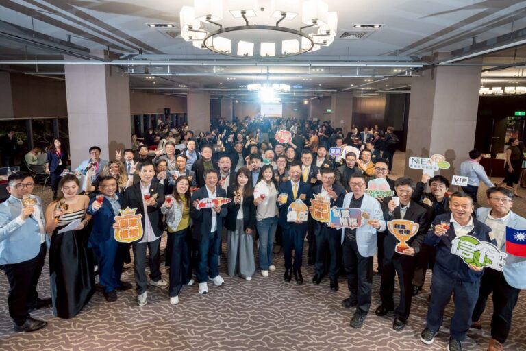 「新創之夜」晚宴現場盛況空前，來自半導體、車用零組件、數位科技及大健康等領域的企業領袖、新創團隊與投資人齊聚一堂，共同交流、共創產業新契機。（圖/新創總會提供）