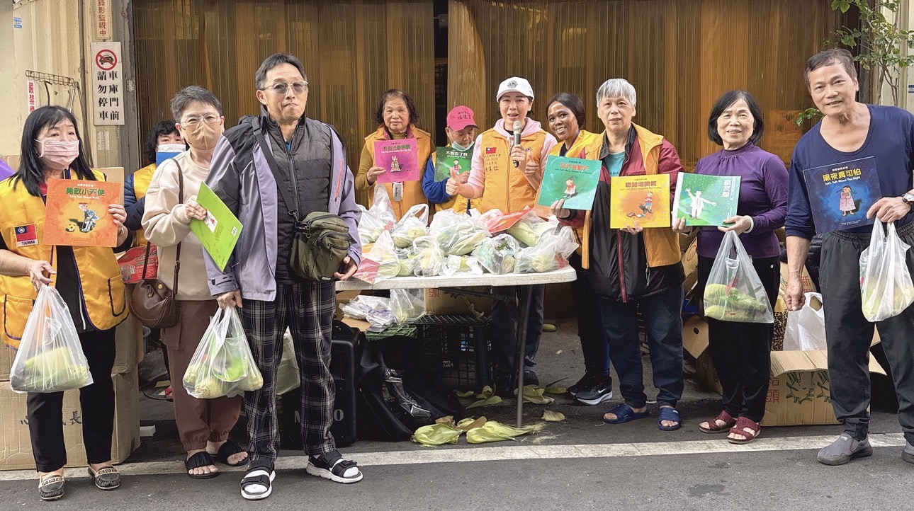 志工與居民齊聚一堂,透過物資發放與交流互動,讓公益行動深入地方,實踐「取之社會、用之社會」理念。(圖/記者林照東翻攝)