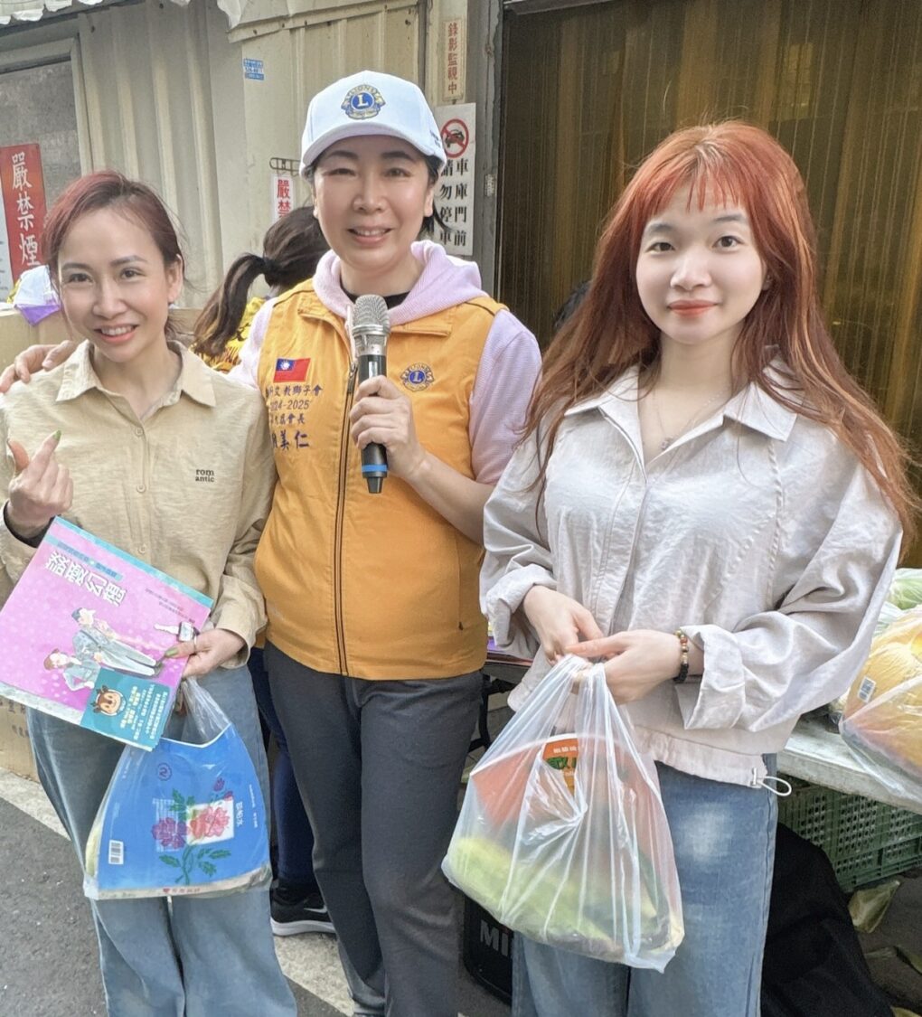 美仁食品有限公司董事長陳美仁(中)於「特優玉米傳愛」公益活動中,與志工及民眾合影,現場發送玉米與書籍,傳遞開學祝福與關懷。(圖/記者林照東翻攝)