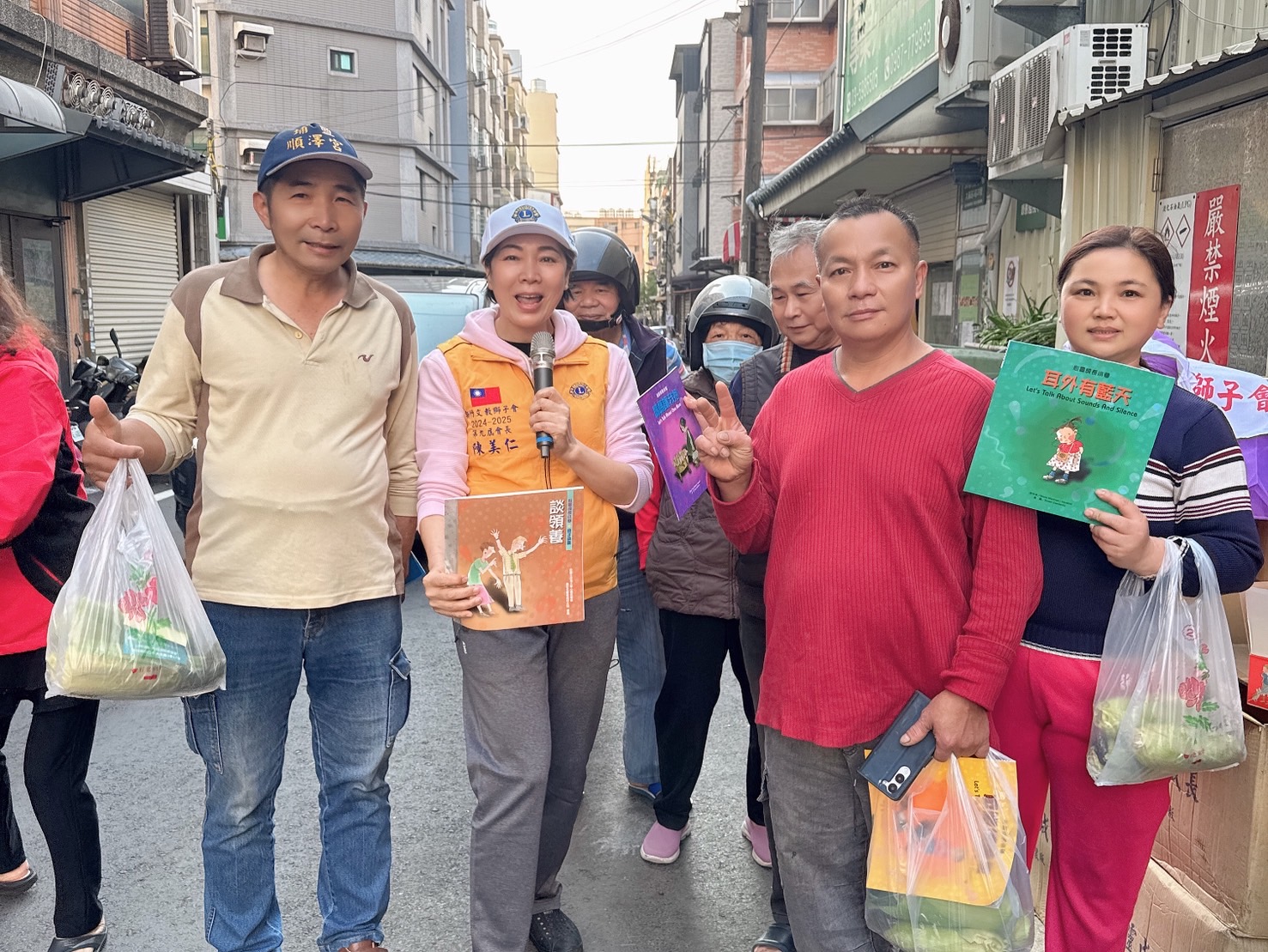 陳美仁董事長走入湖口社區,親自向居民發放玉米與物資,透過面對面互動傳遞溫暖,展現企業回饋地方的實際行動。(圖/記者林照東翻攝)