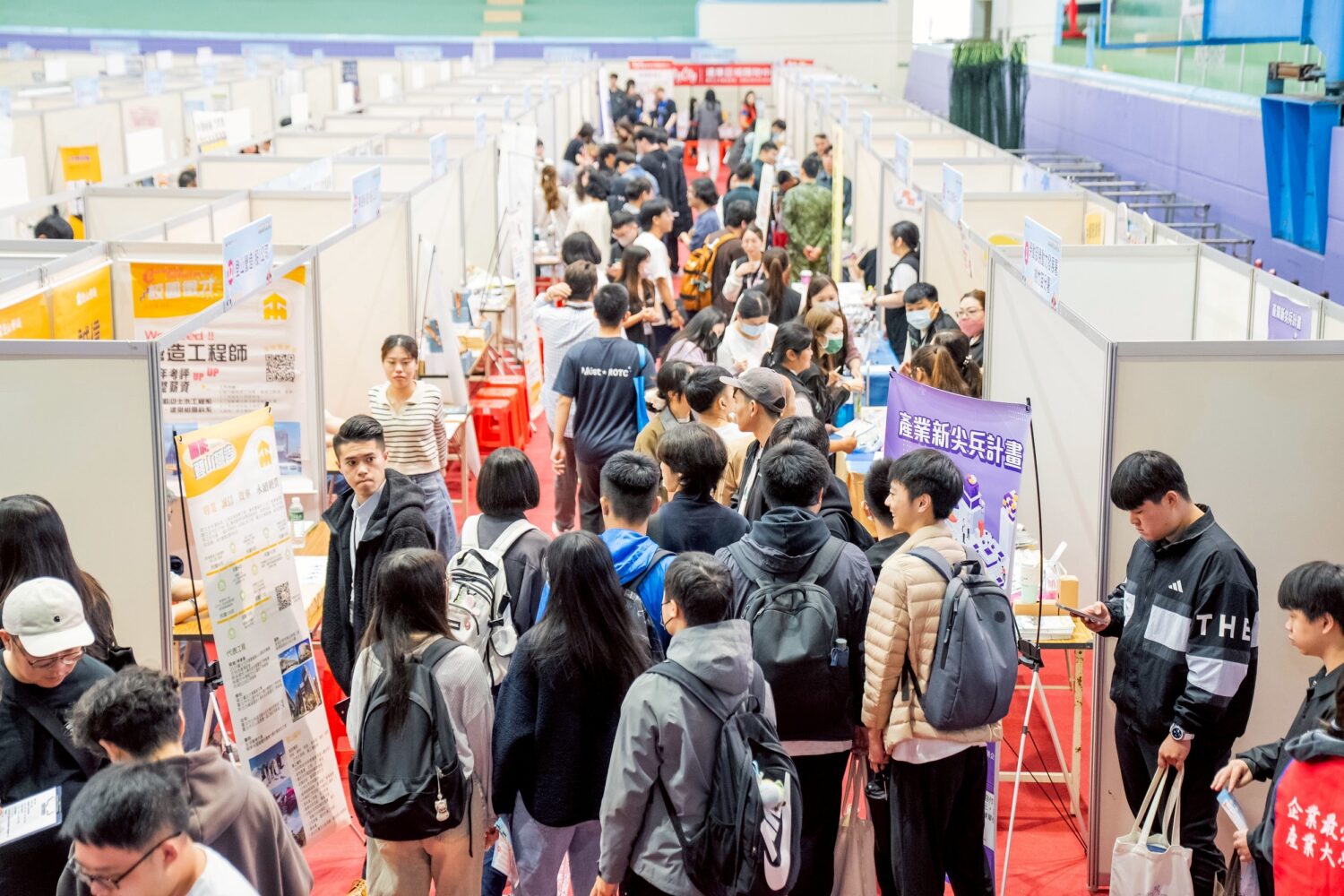 明新科技大學校園徵才博覽會盛大登場，邀集130家企業進駐，釋出逾4,500個職缺，成為北台灣青年就業重要媒合平台。（圖／明新科大提供）