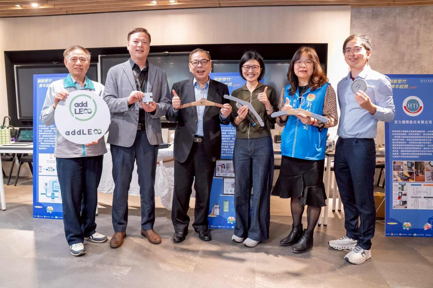 創業團隊「加減數位（AddLEss）」向現場貴賓展示二手衣循環時尚模式，透過RAAS回收方案協助品牌實踐永續發展，成為活動焦點之一。（圖／明新科大提供）