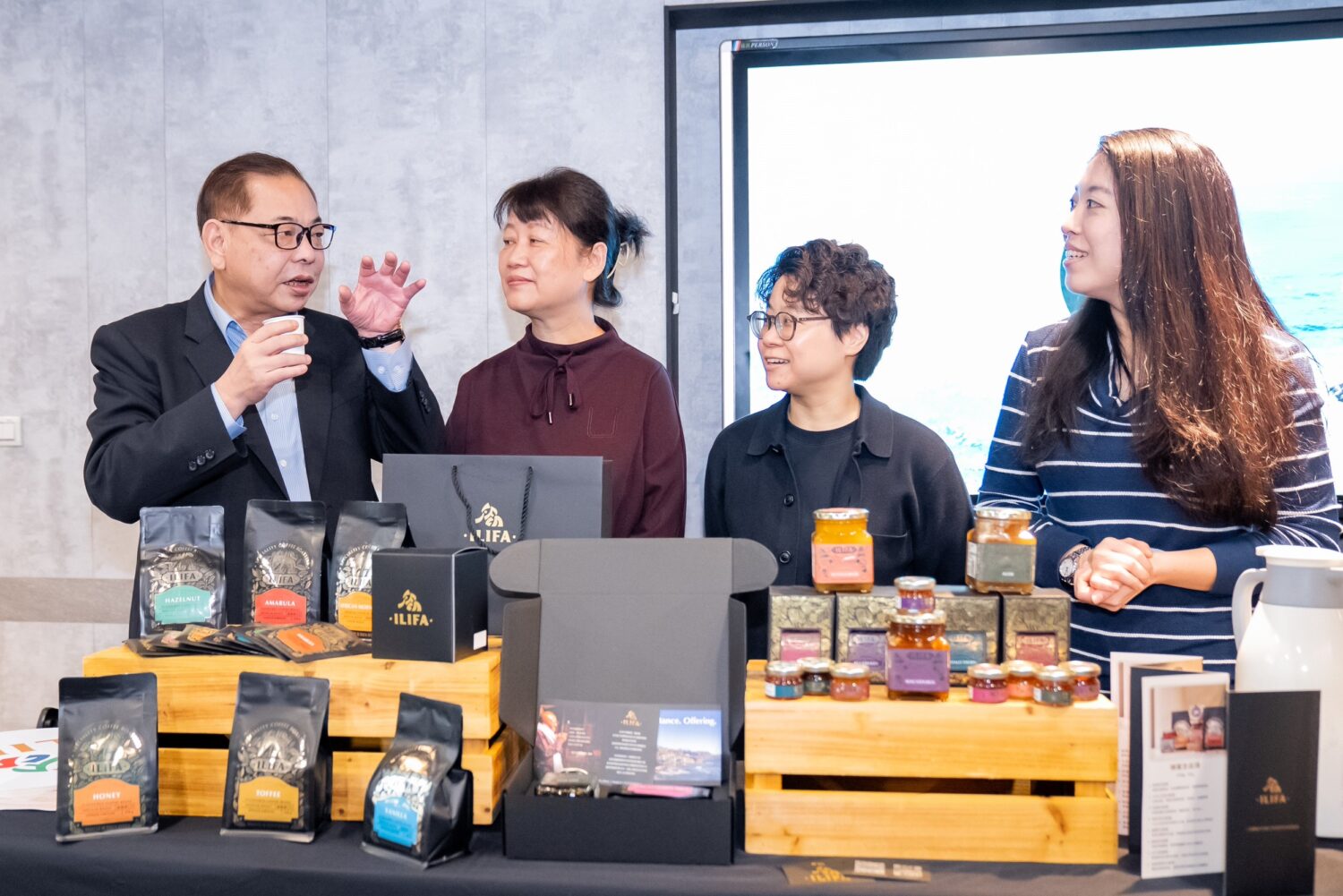 新竹縣副縣長陳見賢（左一）與進駐團隊「承菲國際（ILIFA）」交流，深入了解其「連結非洲產地與亞洲市場」的公平貿易模式，並聽取團隊代表介紹ILIFA咖啡品牌所蘊含的「遺產、傳承、贈與」文化故事。（圖／明新科大提供）