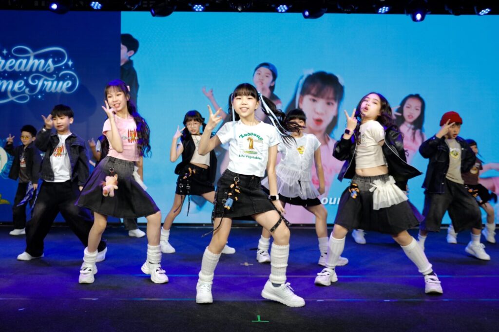 11位佳音英語劇團小演員也身著全新設計的「台灣特色菜餚潮T」登場，象徵佳音孩子「用英語說台灣故事」的高階素養。（圖／佳音英語提供）