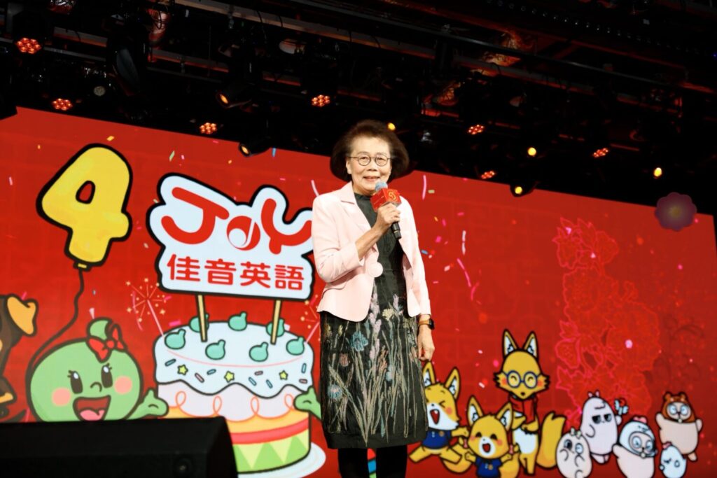 黃玉珮博士則闡述教育趨勢洞察，並首度揭示高端品牌J+的發展藍圖，展現佳音擁抱AI智慧、推動個人化學習的決心。（圖／佳音英語提供）