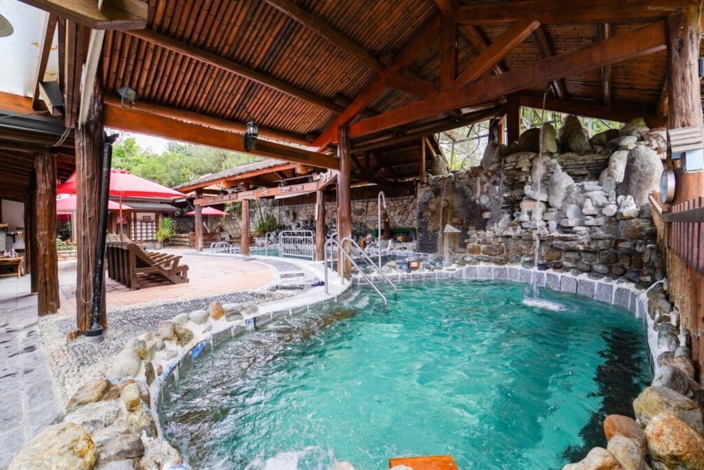 寶來與不老溫泉皆屬溫潤的弱鹼性碳酸氫鈉泉，洗後肌膚滑嫩的質感讓其擁有「不老泉」的美譽。(圖／茂管處提供）