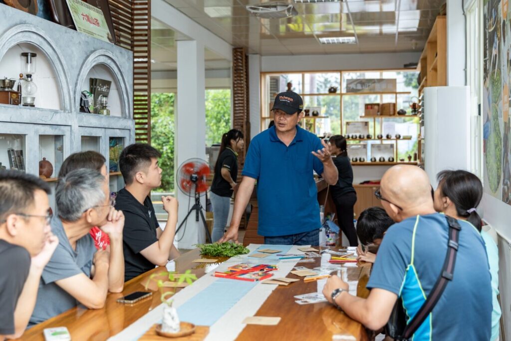 由在地職人親自帶領手作課程，讓旅客在溫泉放鬆之餘，更多了份人文交流的深度與溫度。(圖／茂管處提供）