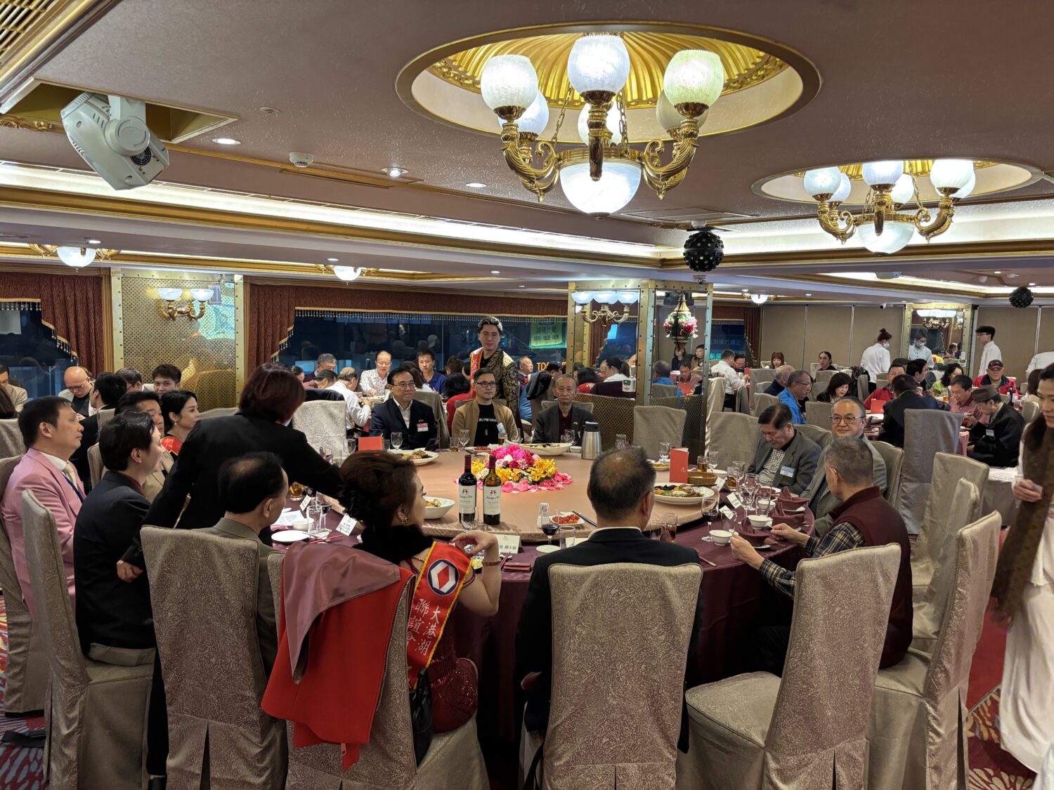 建研會大港湖聯誼會活動現場，各產業菁英透過定期聚會進行資源互補。透過跨世代經驗整合，將經營實務與創新科技有效傳承，確保台灣企業在國際競爭中掌握主動權。（圖／記者 陳蒂蒂攝）