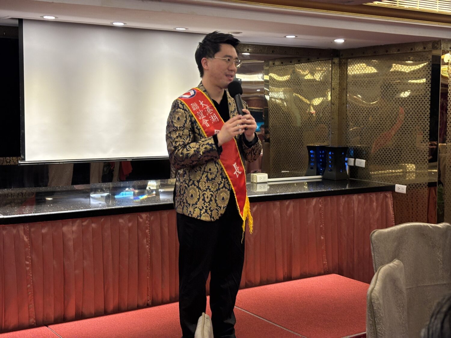 大港湖聯誼會會長鄭旭高於活動中致詞。他指出建研會會員產值貢獻國內 GDP 達 40% 以上。組織核心使命在於提供實質政策建議，並在有利於國計民生的政策上尋求最大共識。（圖／記者 陳蒂蒂攝）