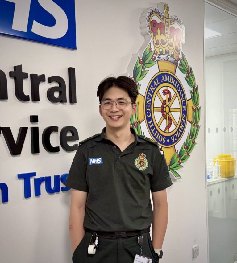 任職於英國南中央救護服務（SCAS）的莊家豪教官，分享英國到院前緊急救護制度與第一線實務經驗。（圖／記者張家燁翻攝）