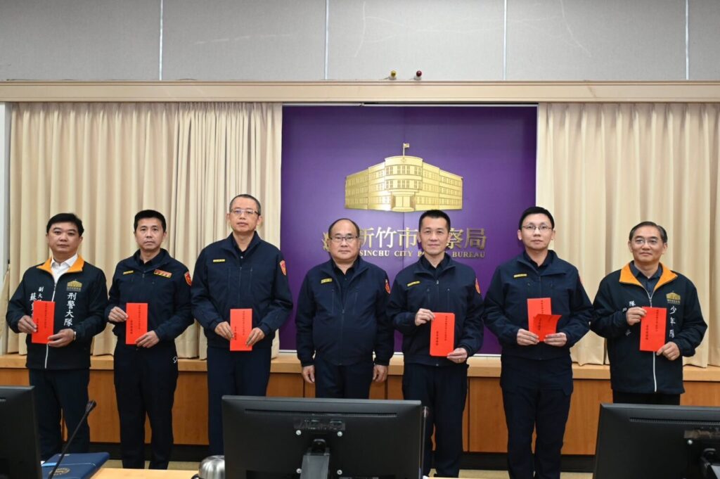 新竹市警察局於局務會議中頒發「風城靖城專案」績優獎項，陳源輝局長與獲獎同仁合影留念，肯定同仁維護治安與交通秩序的努力。（圖/記者張家燁翻攝）