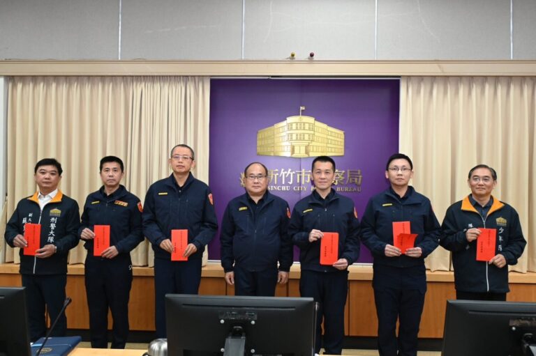 新竹市警察局於局務會議中頒發「風城靖城專案」績優獎項，陳源輝局長與獲獎同仁合影留念，肯定同仁維護治安與交通秩序的努力。（圖/記者張家燁翻攝）