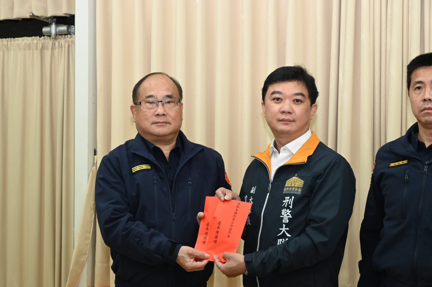 新竹市警察局局長陳源輝親自頒發獎勵金予刑警大隊代表，表揚專案查緝成果，展現打擊危險駕車與不法行為的決心。（圖/記者張家燁翻攝）