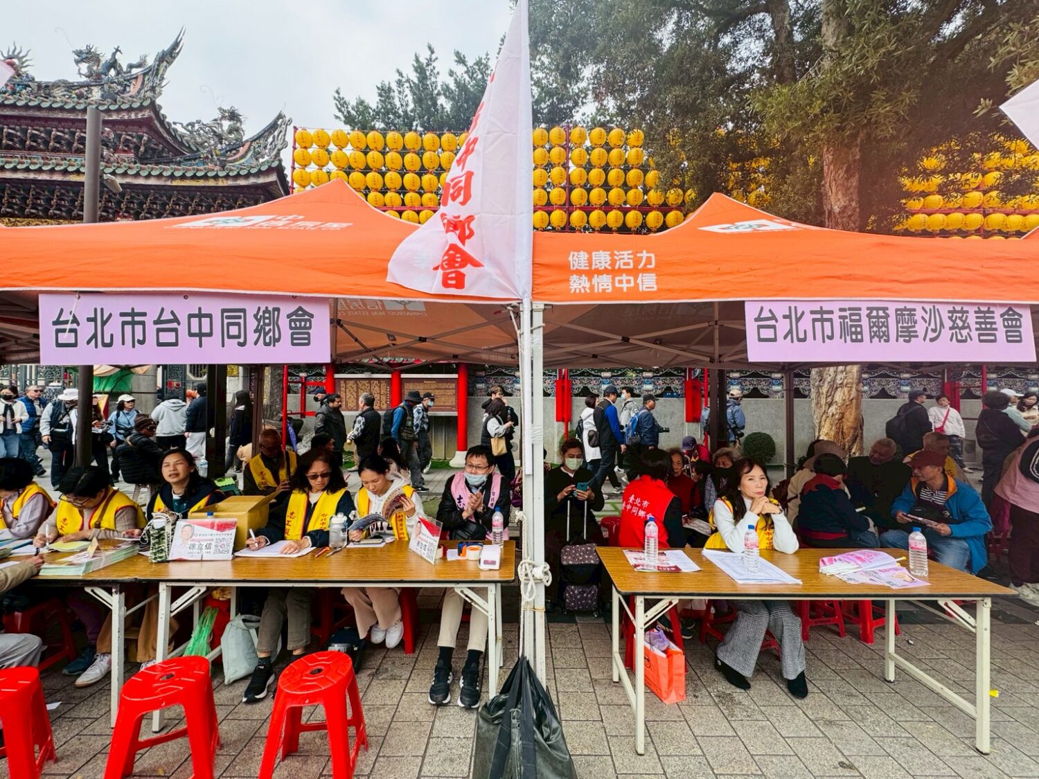 主辦單位臺北市臺中同鄉會及福爾摩沙慈善會於萬華龍山寺前廣場設置服務攤位，協助民眾領取消費券並提供入會諮詢。（圖／記者 陳蒂蒂攝）