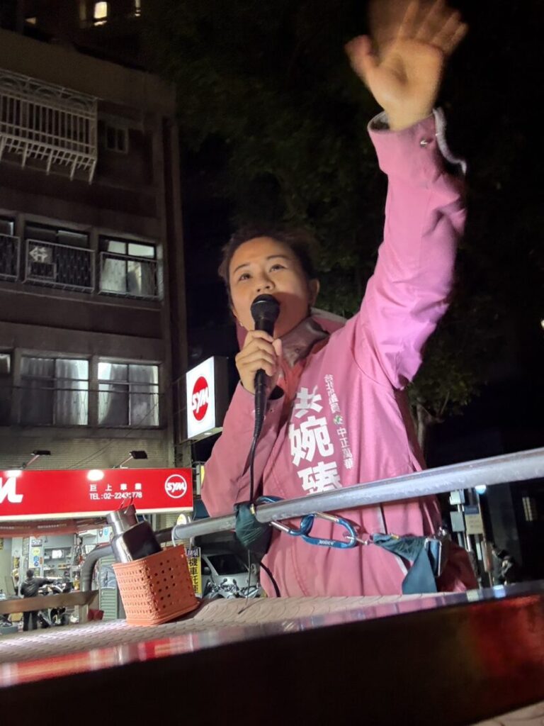 民進黨北市議員初選，洪婉臻推出粉紅胖卡與余天錄製廣播助陣。(洪婉臻辦公室提供)