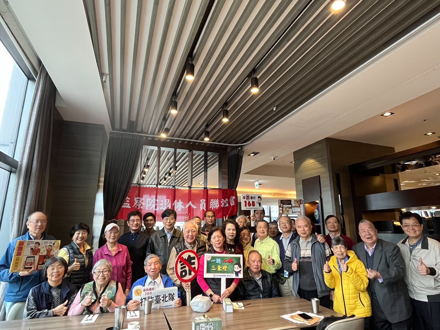 萬華分局在轄內飯店，向參與活動的退休人士進行防詐騙宣導。（圖／記者 趙靜姸翻攝）