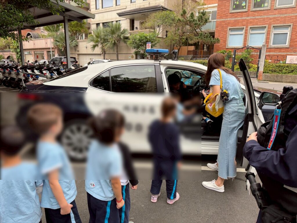 大湖派出所員警與學童介紹巡邏車並開放體驗。(圖/記者薛秀蓮 翻攝)