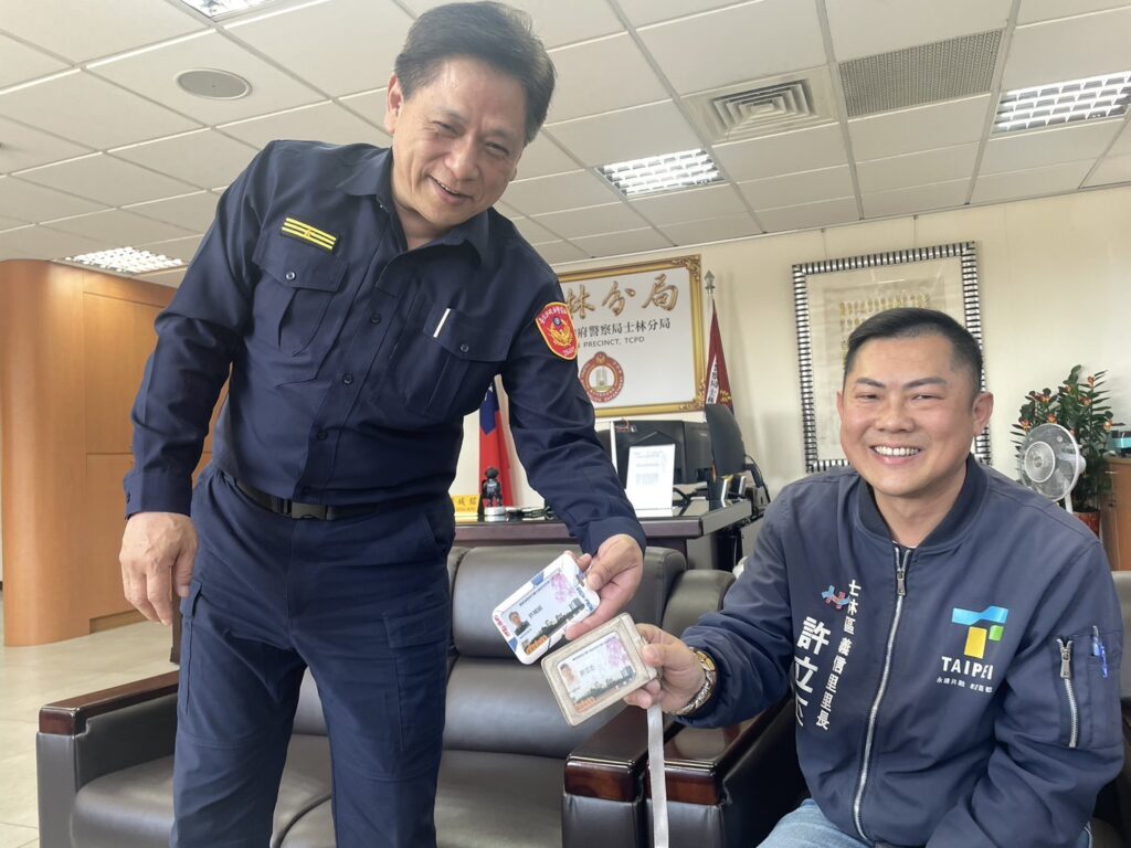 許立丕里長也向士林分局請益協助，讓大家能夠開心的來逛夜市看比賽。(許立丕提供)