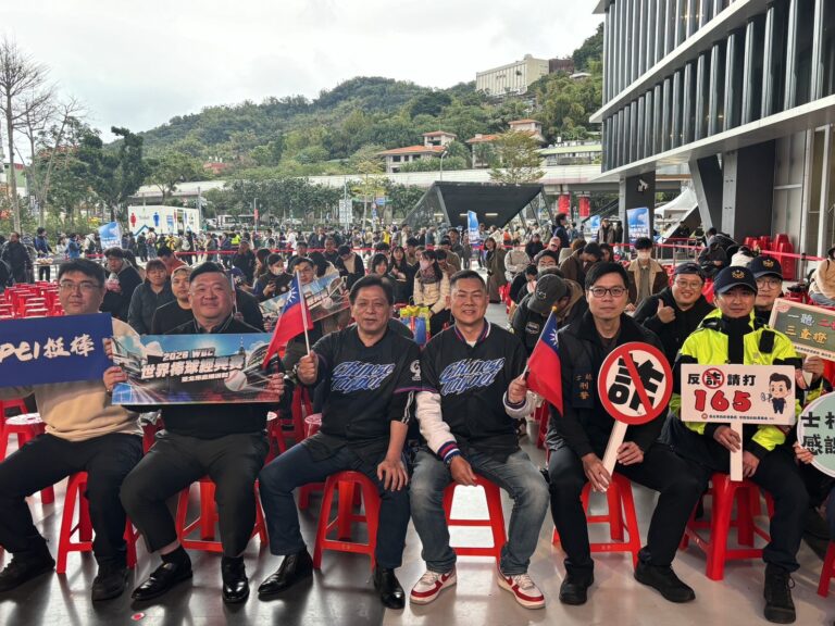 士林警分局長許城銘與在地義信里里長許立丕合作，於WBC台日大戰直播派對現場進行識詐宣導。(士林分局提供)