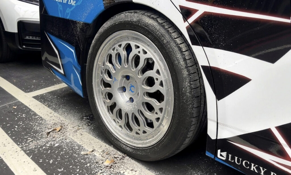 K-WAX推出的KT-S颶風槍,對準車窗邊緣、雨刷座、與輪拱等藏灰處集中風力吹,現場就讓金紙灰和沙塵離開車漆表面。(圖/K-WAX 提供)