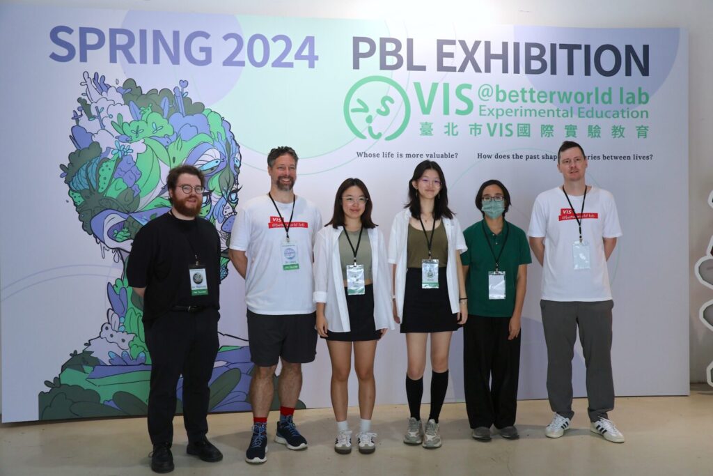 VIS 國際實驗教育高中部學生黃美翔、Anna Chen, Annie Pang彭愛因，針對校園廚餘與資源循環議題提出「堆肥計畫（Compost Project）」。從日常生活中建立更具責任感的校園文化。圖為3位同學和3位指導老師合照。（圖／台北市VIS國際實驗高中提供）
