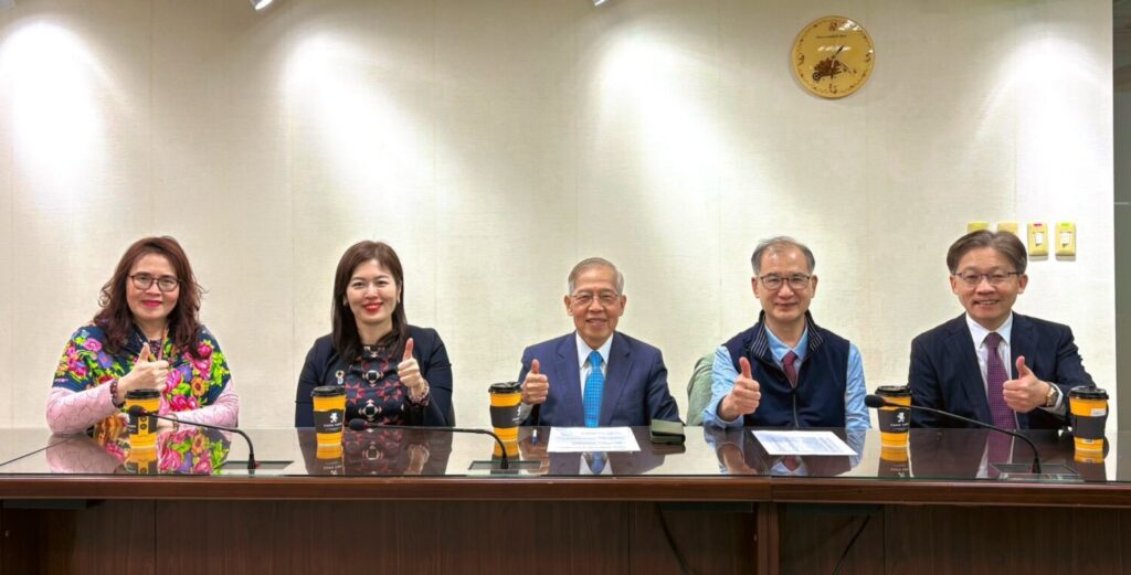 「永續與揭露的法律責任：董事與監察人的關鍵概念」主持人及講者會前會合影。(會研基金會提供)